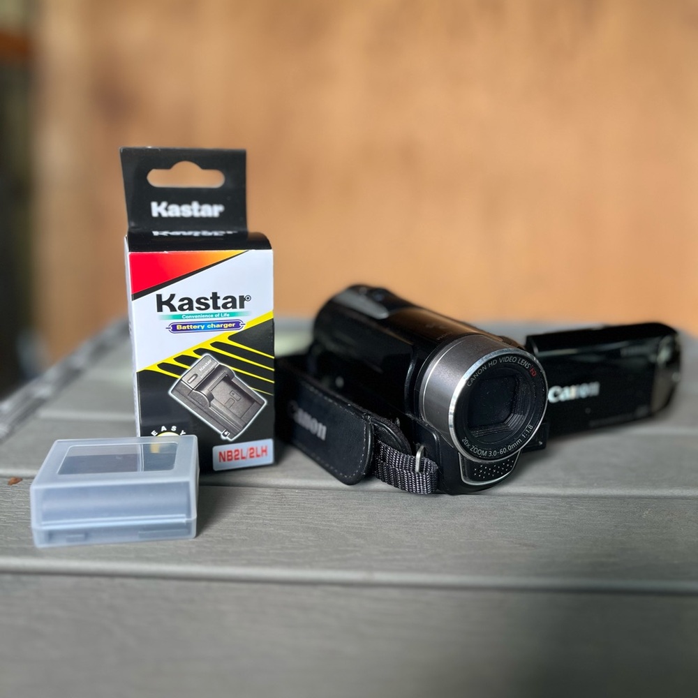 Canon Vixia HF R10 8 GB Digital Camcorder  Tested WORKS 2 Batteries Plus Charger